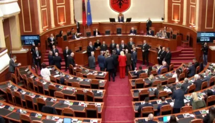 Berisha: Parlamenti është strofulla e hajdutëve, ju nuk po mbroni vithet e Belindës, por Edi Ramën