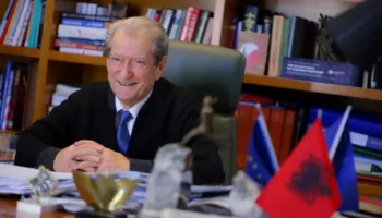 Berisha përshëndet Kushtetuesen: Por, organizata kriminale në pushtet nuk do t’ia heqë imunitetin ‘Lubi Ballukut’