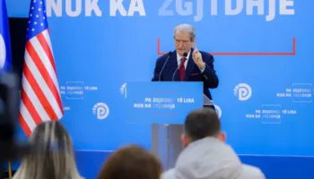 Berisha: Policia i sulmon protestuesit me molotovë. Shihni pamjet, nuk i hedhim ne!