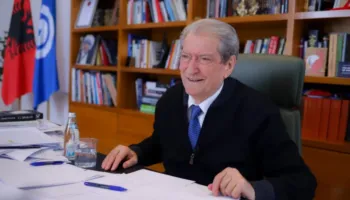 Berisha publikon dëshminë e prindit të të miturit: I futën molotovët tek çanta e shkollës dhe e arrestuan më pas