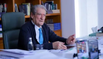 Berisha publikon dëshminë e prindit të të miturit: U futën molotovë tek çanta e shkollës dhe i arrestuan më pas