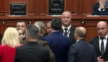 Berisha tenton t’i bllokojë mikrofonin në foltore, deputeti i PS i kthehet: Kush ju ka paguar për t’i shitur naftës Serbisë