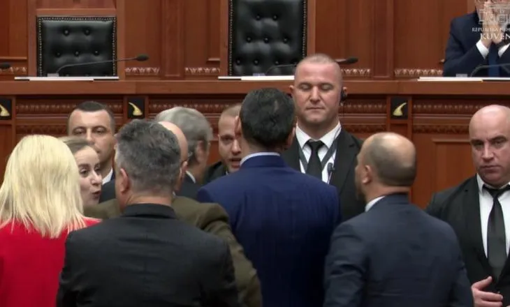 Berisha tenton t’i bllokojë mikrofonin në foltore, deputeti i PS i kthehet: Kush ju ka paguar për t’i shitur naftës Serbisë