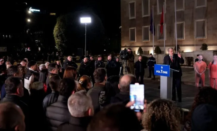 Berisha thirrje forcave të rendit: Mos i zemëroni qytetarët, ata vijnë për t’u marrë me Edi Ramën, jo me ju