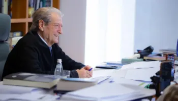 Berisha thirrje protestuesve: Sulmoni dhe zhvishini të gjitha ‘maskat’ në protestë