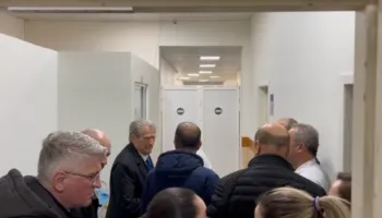 Berisha viziton deputetin Nallbati në spitalin e Traumës: Ka hematoma, goditje me urdhër politik