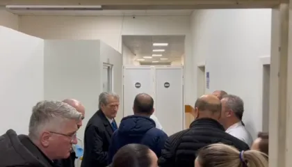 Berisha viziton deputetin Nallbati në spitalin e Traumës: Ka hematoma, goditje me urdhër politik