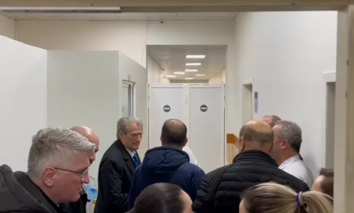 Berisha viziton deputetin Nallbati në spitalin e Traumës: Ka hematoma, goditje me urdhër politik