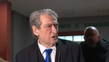 Berisha viziton protestuesit e shtruar te Trauma: Janë me hematoma serioze, kanë marrë goditje në tru. Boçi u qëllua me snajper