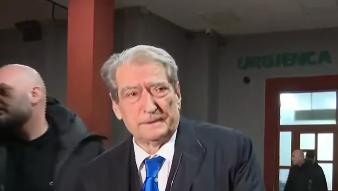 Berisha viziton të lënduarit në spital, akuza policisë: Kriminelë me uniformë dhe të droguar