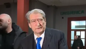 Berisha viziton të lënduarit në spital, akuza policisë: Kriminelë me uniformë dhe të droguar…