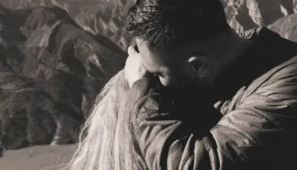 Bes Kallaku poston për herë të parë foto me partneren e re