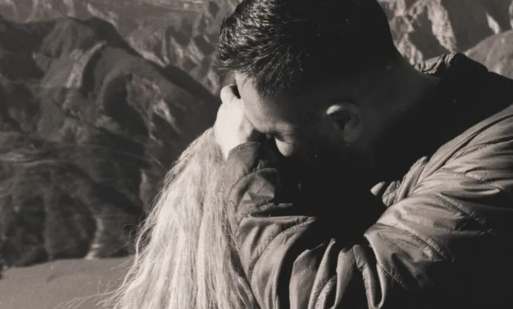 Bes Kallaku poston për herë të parë foto me partneren e re