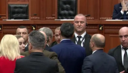 Bido merr fjalën për t’iu përgjigjur akuzave të tij, Berisha shkon dhe i bllokon foltoren