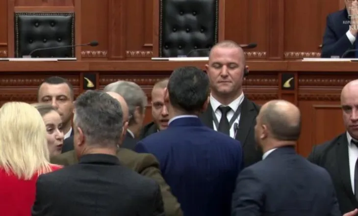 Bido merr fjalën për t’iu përgjigjur akuzave të tij, Berisha shkon dhe i bllokon foltoren