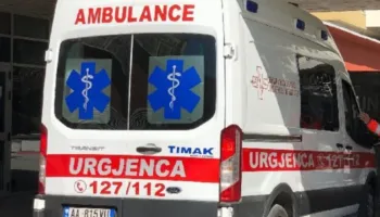 Bie aksidentalisht nga kati i dytë 46-vjeçari në Tiranë, ndodhet jashtë rrezikut për jetën