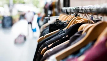 Bie ndjeshëm blerja e veshjeve në Shqipëri, shkak kostot e jetesës dhe emigrimi