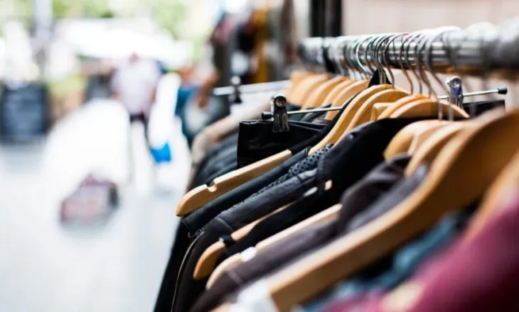 Bie ndjeshëm blerja e veshjeve në Shqipëri, shkak kostot e jetesës dhe emigrimi