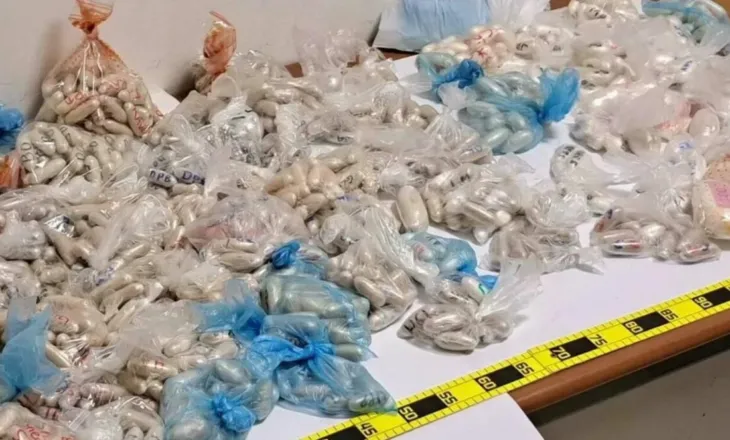 Bie në prangat e policisë 24-vjeçari shqiptar/ Ktheu dhomën e gjumit në laborator kokaine, gjenden e 36 mijë euro cash