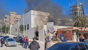 Bie zjarr në një godinë pranë Muzeut Nënujor në Sarandë, tymi mbulon zonën