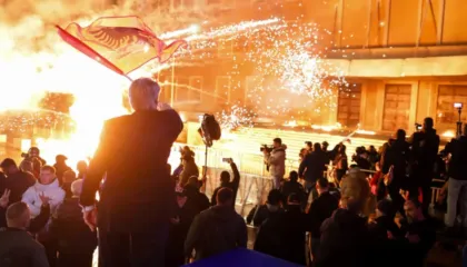 Bilanci i protestës: Katër deputetë të PD-së nën hetim, 8 të mitur të ndaluar dhe 19 efektivë të plagosur