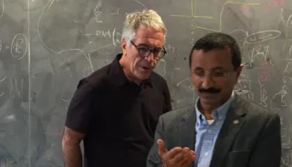 “Bisedat vulgare, modelet dhe pëlhura e shenjtë”. Si Sulayem dhe Epstein luanin me fuqinë dhe luksin