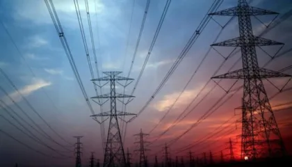 Blackout energjitik në Fier: Gjysma e qytetit pa drita, qytetarë të bllokuar në ashensorë