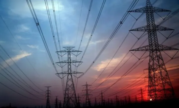 Blackout energjitik në Fier: Gjysma e qytetit pa drita, qytetarë të bllokuar në ashensorë