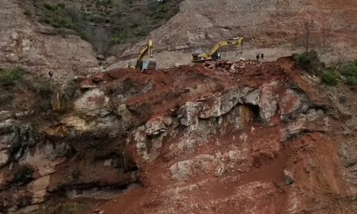 Bllokim i qarkullimit në “Kthesat e Dragostunjës”/ Policia apel: Drejtuesit të përdorin aksin Maliq–Lozhan-Elbasan