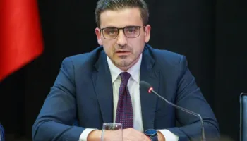 Bllokimi i aksit Librazhd-Prrenjas, Drejtori i Doganave sqaron si do të lëvizin kamionët: Për hyrjet nga Maqedonia e Veriut do të…