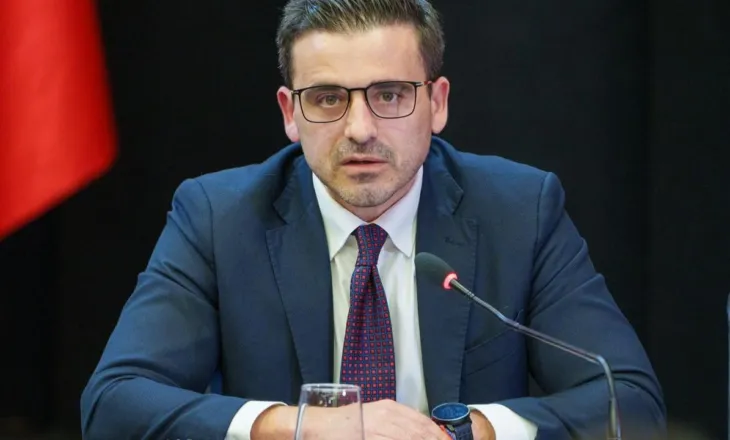 Bllokimi i aksit Librazhd-Prrenjas, Drejtori i Doganave sqaron si do të lëvizin kamionët: Për hyrjet nga Maqedonia e Veriut do të…