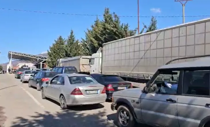 Bllokimi i aksit “Librazhd-Prrenjas” sjell fluks në pikën doganore të Bllatës