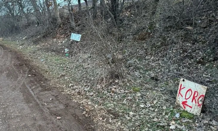 Bllokimi i aksit të Juglindjes, banorët e Spatharit vendosin sinjalistika në rrugën alternative që e mban të lidhur me Tiranën