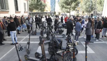 Bllokimi i monopatinave, protestë para Ministrisë së Brendshme: Na mashtruat, gjeni zgjidhje