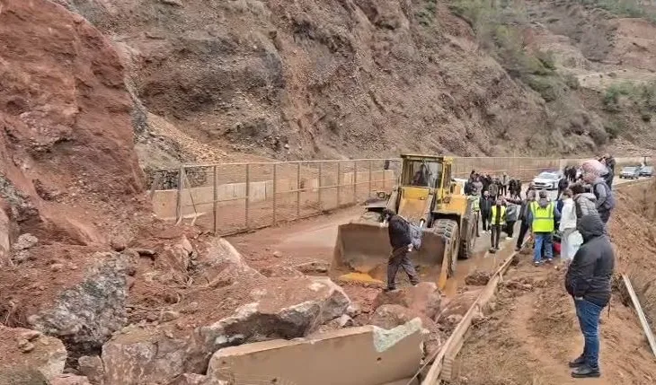 Bllokimi i rrugës në Librazhd, devijon qarkullimin e mjeteve