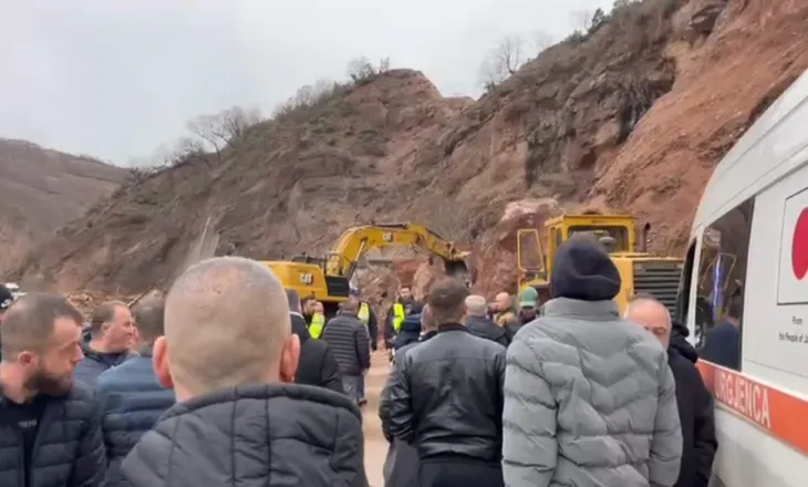 Bllokimi i rrugës në Librazhd-Qafë Thanë, pacientët e ambulancës kalohen me barrela mbi masivin e dheut