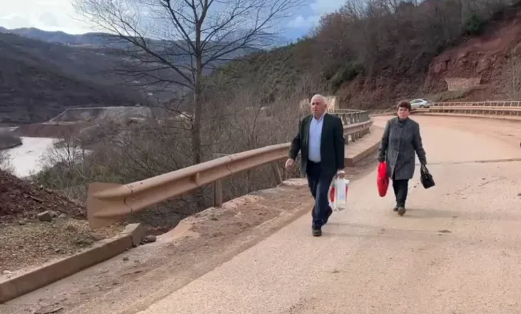 Bllokimi i rrugës shkakton irritim te qytetarët, marrin udhën në këmbë nga Librazhdi në Prrenjas