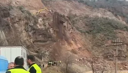 Bllokimi në Kthesat e Dragostunjës/ Fadromat e “ANK” përkeqësojnë situatën, hedhin në rrugë masiv gurësh e dherash