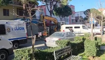 Bllokohen mjetet e policisë, po transportonin në gjykatë portugezin e akuzuar për vrasjen e biznesmenit