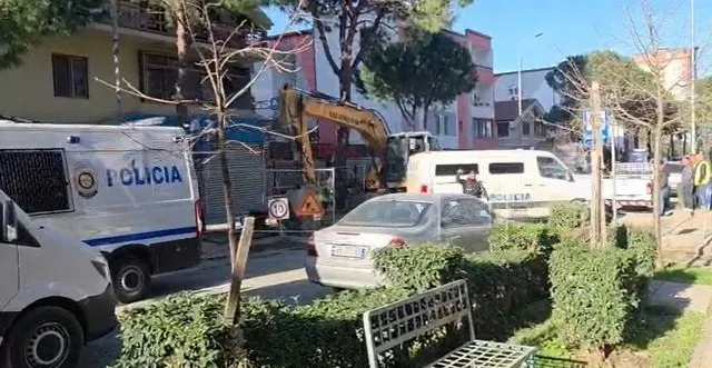 Bllokohen mjetet e policisë, po transportonin në gjykatë portugezin e akuzuar për vrasjen e biznesmenit