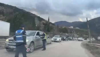Bllokohet aksi Librazhd–Prrenjas, radhë kilometrike makinash te “Arrat e Gurrës”
