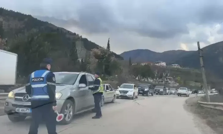 Bllokohet aksi Librazhd–Prrenjas, radhë kilometrike makinash te “Arrat e Gurrës”