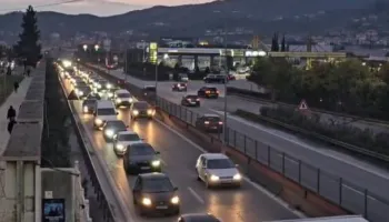 Bllokohet autostrada Durrës-Tiranë, radhë kilometrike mjetesh