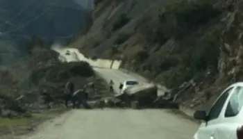 Bllokohet edhe Përmeti, u ndërtua nga “Salillari”, çahet asfalti i rrugës për në Skrapar