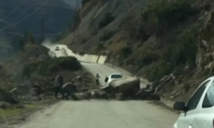 Bllokohet edhe Përmeti, u ndërtua nga “Salillari”, çahet asfalti i rrugës për në Skrapar