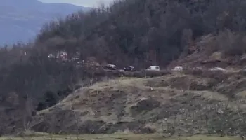 Bllokohet juglindja! Shoferët devijojnë aksin Librazhd-Prrenjas, trafik edhe në rrugët e fshatrave