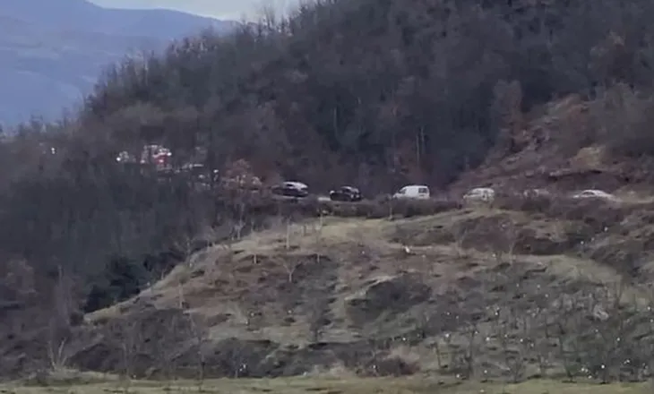 Bllokohet juglindja! Shoferët devijojnë aksin Librazhd-Prrenjas, trafik edhe në rrugët e fshatrave