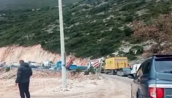 Bllokohet përkohësisht aksi Tuneli i Llogarasë – Dhërmi, shpërthimi me dinamit mbush rrugën me inerte