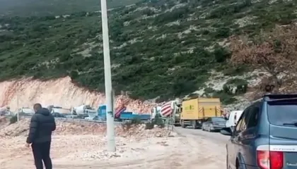 Bllokohet përkohësisht aksi Tuneli i Llogarasë – Dhërmi, shpërthimi me dinamit mbush rrugën me inerte