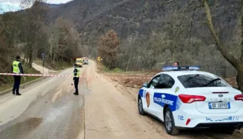 Bllokohet plotësisht aksi Librazhd-Pogradec, policia njoftim zyrtar: Lejohen vetëm mjetet e emergjencës